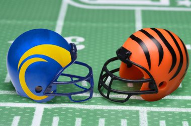 IRVINE, CALIFORNIA - 18 HAZİRAN 2022: Los Angeles Rams ve Tampa Bay Buccaneers takımları için kask.