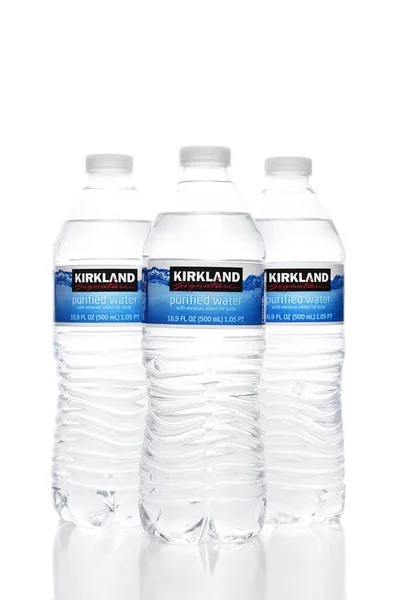 Irvine California Feb 2022 Tres Botellas Kirkland Signature Purified Water —  Fotos de Stock