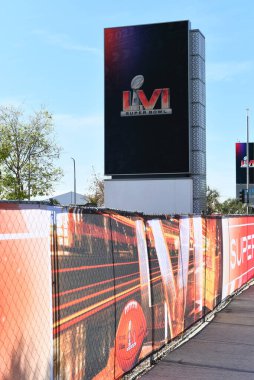 INGLEWOOD, CALIFORNIA - 12 Şubat 2022: SoFi Stadyumu 'nu çevreleyen çitte Super Bowl tabelası.