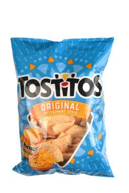 IRVINE, CALIFORNIA - 14 Şubat 2022: Bir paket Tostitos Mısır cipsi Orijinal Restoran Tarzı