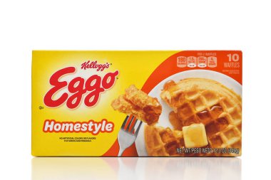 IRVINE, CALIFORNIA - 14 Şubat 2022: Bir kutu Kellogg Homestyle dondurulmuş waffle.