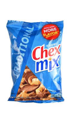 IRVINE, CALIFORNIA - 14 Şubat 2022: Bir paket Savory Chex Mix Geleneksel.