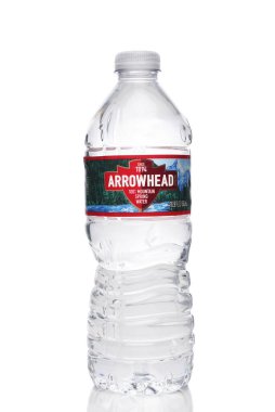 IRVINE, CALIFORNIA - 21 Şubat 2022: Plastik bir şişe Arrowhead Mountain Spring Water.