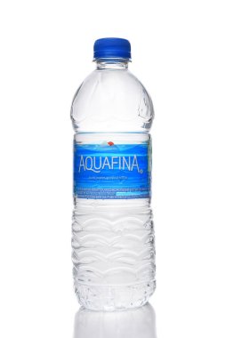 IRVINE, CALIFORNIA - 21 Şubat 2022: PepsiCo tarafından üretilen plastik bir şişe Aquafina Saf Suyu.