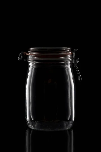 Ein Glas Konservenglas Isoliert Auf Schwarz Mit Reflexion — Stockfoto