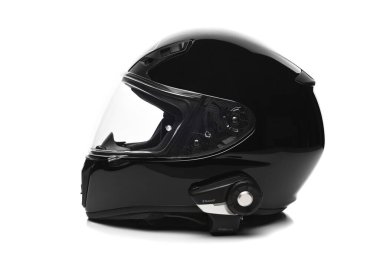 IRVINE, CALIFORNIA - 21 Şubat 2022: Sena Bluetooth cihazlı siyah Shoei Motosiklet Miğferi.
