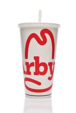 IRVINE, CALIFORNIA - 2 MAR 2022 Fast food restoranı Arby 'ler için tek kullanımlık içecek bardağı.