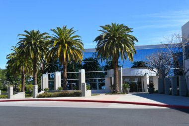 TÜSTİN, CALIFORNIA - 26 Şubat 2022: Rivian Otomotiv, bir Amerikan elektrikli araç üreticisi, elektrikli spor araç ve kamyonet üretiyor.