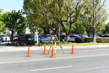 SANTA ANA, CALIFORNIA - 9 MAR 2022: Şehir merkezinin şehir merkezindeki caddedeki araştırma ekipmanları.