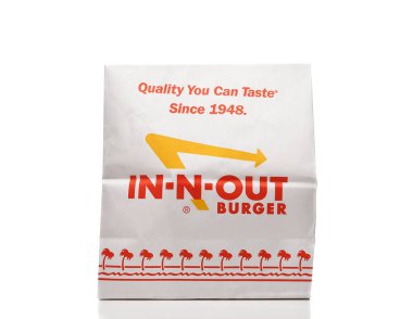 IRVINE, CALIFORNIA - 18 MAR 2022: Bir paket In-N-Out Burger. 