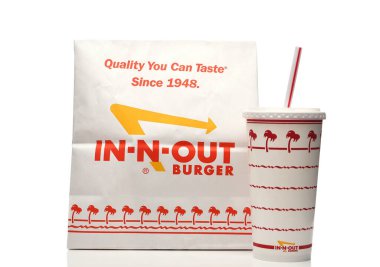 IRVINE, CALIFORNIA - 18 MAR 2022: In-N-Out Burger 'den bir çanta ve samanlı tek kullanımlık içecek bardağı.