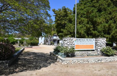 SANTA ANA, CALIFORNIA - 10 MAR 2022: Orange County Heritage Musem 'de imzalanan ve Orange County' nin mirasının korunması, desteklenmesi ve restore edilmesine adanmış