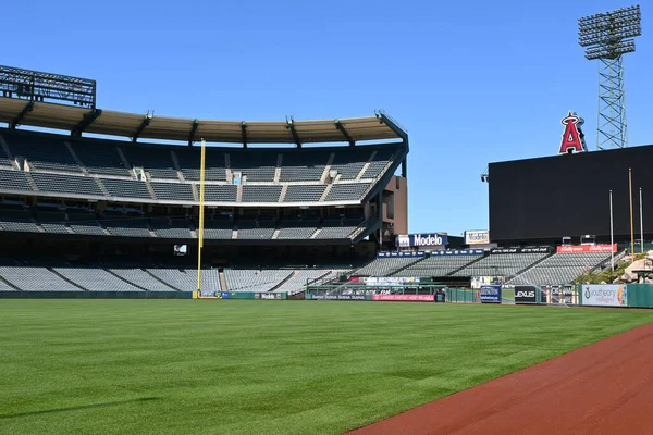 カリフォルニア州アナハイム 2022年3月 2022年3月 オープン日と2022年シーズンの準備としてエンジェルスタジアムで新たに敷設された気分 — ストック写真
