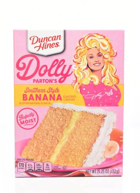 IRVINE, CALIFORNIA - 1 APR 2022: Bir kutu Dolly Parton, Güney Tarzı Muzlu Kek Duncan Hines.