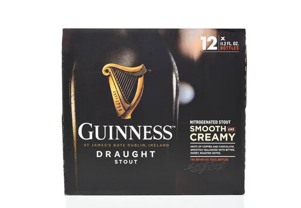 Irvine California Apr 2022 Пачка Пляшок Guinness Draught Stout Ізольованих — стокове фото
