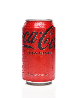IRVINE, CALIFORNIA - 20 APR 2022: Yoğunlaştırılmış beyaz üzerine izole edilmiş tek bir Coca-Cola Zero soda kutusu.