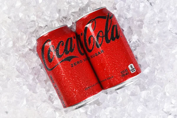 Irvine California 2022年6月20日 两罐可口可乐零苏打水在冰床上 — 图库照片