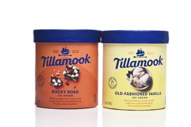 IRVINE, CALIFORNIA - 2 Mayıs 2022: 2 karton Tillamook Dondurması, Rocky Yolu ve Old Fashioned Vanilla.