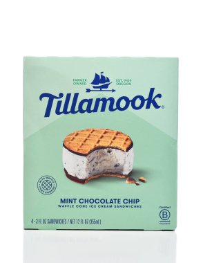 IRVINE, CALIFORNIA - 2 Mayıs 2022: Bir kutu Tillamook Nane Şekerli Çikolatalı Waffle Dondurmalı Sandviç.