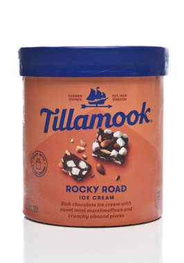 IRVINE, CALIFORNIA - 2 Mayıs 2022: Bir karton Tillamook Rocky Road Dondurması.