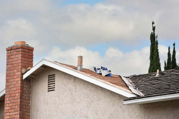 新しい屋根のために取り外し 準備されている木製の揺れの帯状の住宅 — ストック写真