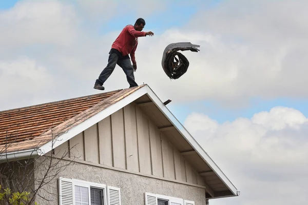 Roofer Bir Kiremit Yığınını Konut Evinden Bir Kamyona Fırlatıyor Paket — Stok fotoğraf
