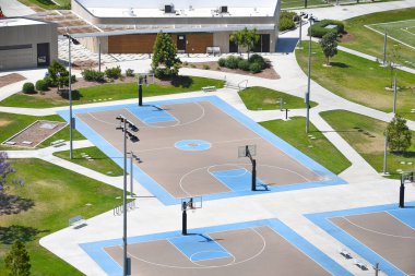 IRVINE, CALIFORNIA -6 HAZİRAN 2022: Orange County Great Park 'taki basketbol sahalarının havadan görünüşü. 
