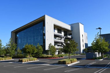 TÜSTİN, CALIFORNIA - 5 HAZİRAN 2022: Tustin Miras Uçuşunda Huddl3 Grup Binası.