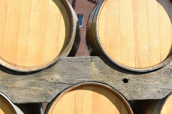 Nahaufnahme Eines Gestells Von Weinfässern Vor Einem Weingut — Stockfoto