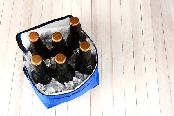 Visão Aérea Refrigerador Cheio Garrafas Gelo Cerveja Fundo Madeira Branca — Fotografia de Stock