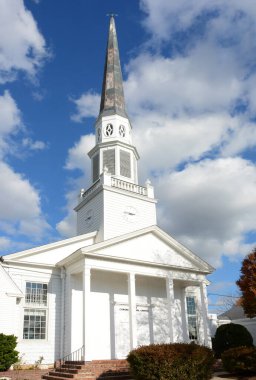 Westfield, New Jersey - 02 Kasım 2019: Westfield 'ın tarihi şehir merkezindeki ilk Cemaat Kilisesi tabelası.