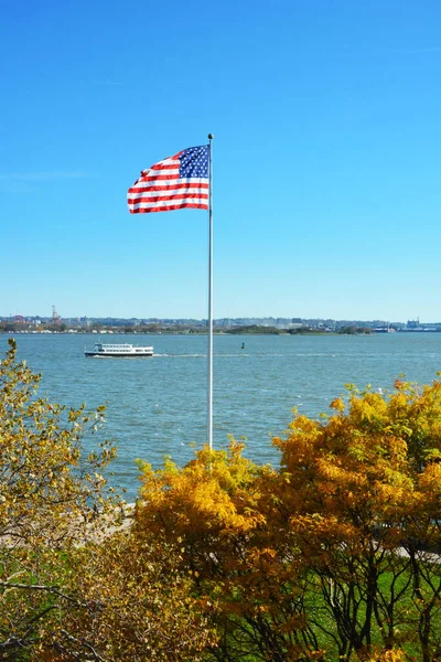 New York Nov 2019 Flag Pole Fall Trees Ellis Island — Foto de Stock