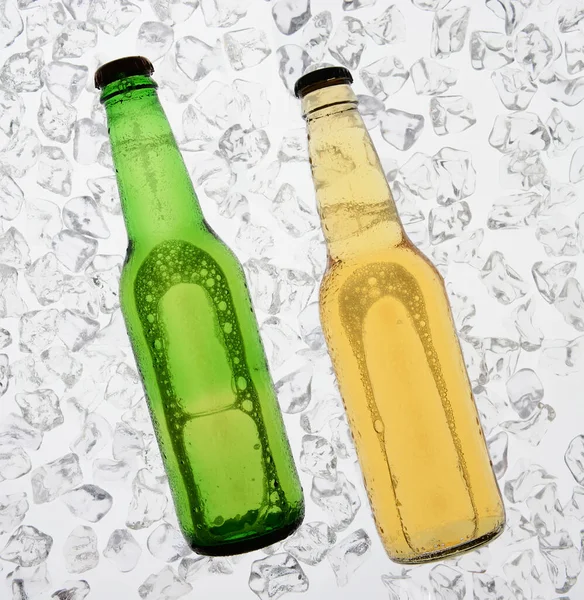 Zelená Láhev Piva Čirá Žlutá Láhev Podsvícená Ledovém Lůžku Lahvičky — Stock fotografie