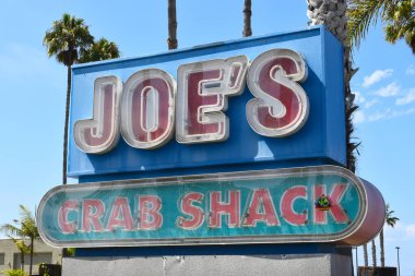 REDONDO BEACH, CALIFORNIA - 10 SEP 2021: Joes Crab Shack tabelası, popüler bir deniz ürünleri restoran zinciri.