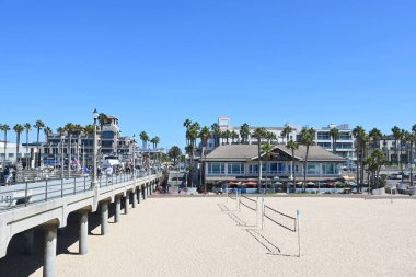 HUNTINGTON BEACH, CALIFORNIA, 19 Eylül 2022: HB Rıhtımı Dukes Restoranı ve voleybol sahası ile ana caddeye bakıyor.