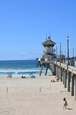 HUNTINGTON BEACH, CALIFORNIA, 19 Eylül 2022: Cankurtaran Kulesi ile Huntington Sahil İskelesi. 