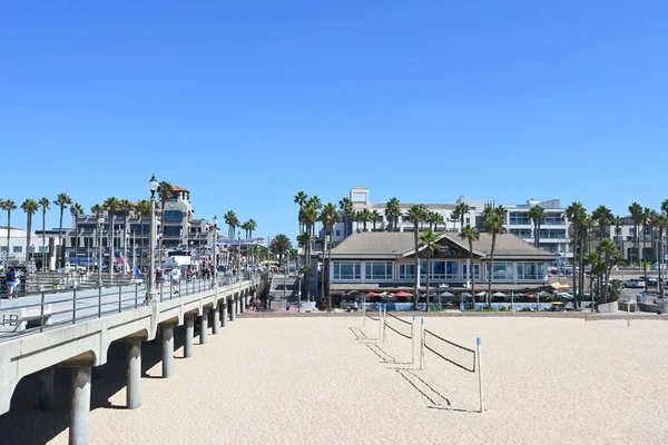 Huntington Beach California 9月2022 デュークレストランとバレーボールコートでメインストリートを探しているHb桟橋 — ストック写真