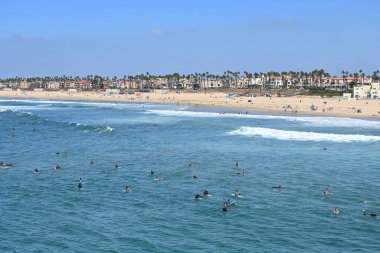 HUNTINGTON BEACH, CALIFORNIA, 19 SEPT 2022: Uluslararası Sörf Asscoiation (ISA) Dünya Oyunları sırasında Huntington Sahili 'nde sörf tahtasındaki büyük bir grup sörfçü.