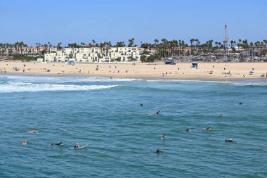 HUNTINGTON BEACH, CALIFORNIA, 19 SEPT 2022: Uluslararası Sörf Asscoiation (ISA) Dünya Oyunları sırasında Huntington Sahili 'nde sörf tahtasındaki büyük bir grup sörfçü.