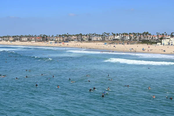 ハンティントンビーチ カリフォルニア州 2022年9月19日 国際サーフィン協会 Isa の世界大会でハンティントンビーチの桟橋からボード上のサーファーの大規模なグループ — ストック写真