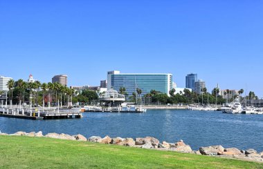 LONG BEACH, CALIFORNIA - 3 OCT 2022: Hyatt Regency Hotel ve Long Beach Skyline ile Gökkuşağı Limanı.