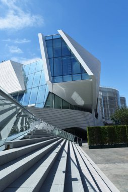 COSTA MESA, CALIFORNIA - 02 OCT 2022: Orange County Sanat Müzesinin yeni konumu, Segerstrom Sanat Kampüsü Merkezi, Sanat Bulvarı.