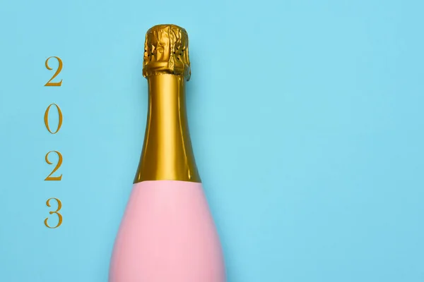 Nyår 2023 Begreppet Rosa Champagne Flaska Blå Teal Bakgrund Med — Stockfoto