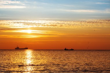 Ufukta güzel bir gün doğumu