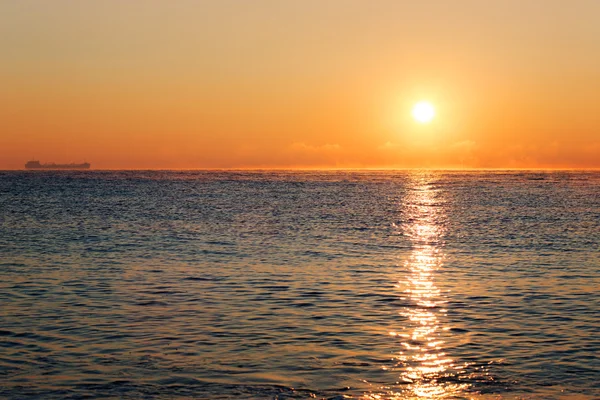 Beautiful sunrise over the horizon — Stock Photo, Image