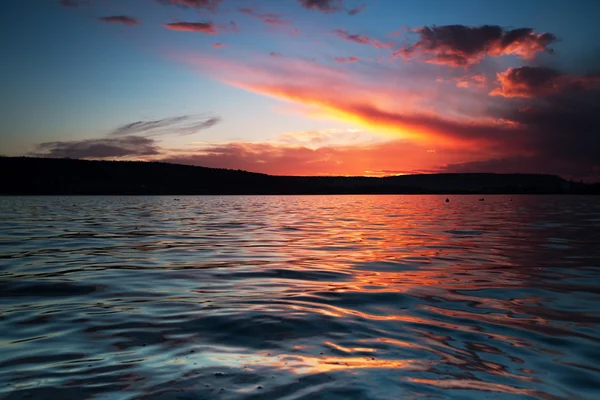 Hermoso atardecer sobre el horizonte — Foto de Stock