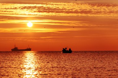 Ufukta güzel bir gün doğumu