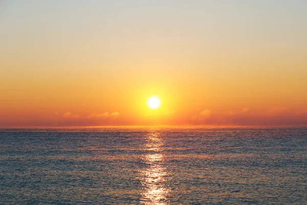 Kaunis auringonnousu horisontissa — kuvapankkivalokuva