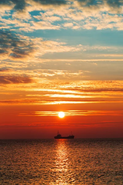Schöner Sonnenaufgang über dem Horizont — Stockfoto