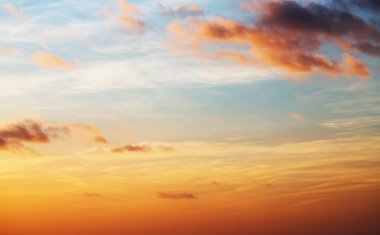 Ufukta güzel bir gün doğumu